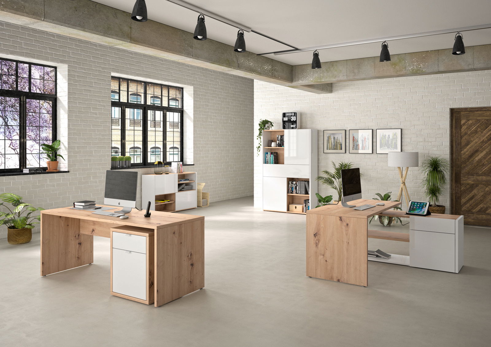 Moderne Büroumgebung mit zwei Schreibtischen aus Holz und weißen Elementen, einem Eck-Schreibtisch und einem Sideboard im Hintergrund. Perspektive von vorne.