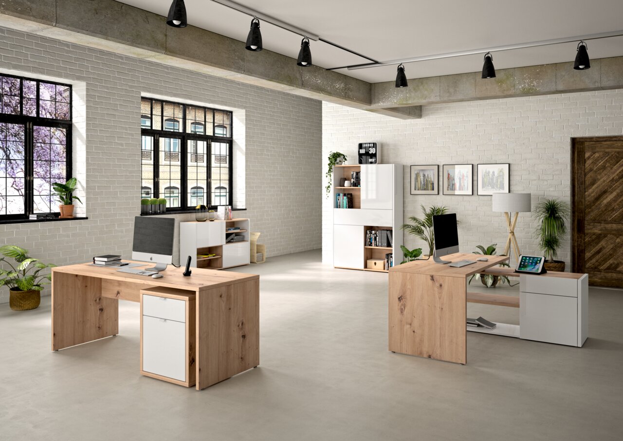 Moderne Büroumgebung mit zwei Schreibtischen aus Holz und weißen Elementen, einem Eck-Schreibtisch und einem Sideboard im Hintergrund. Perspektive von vorne.