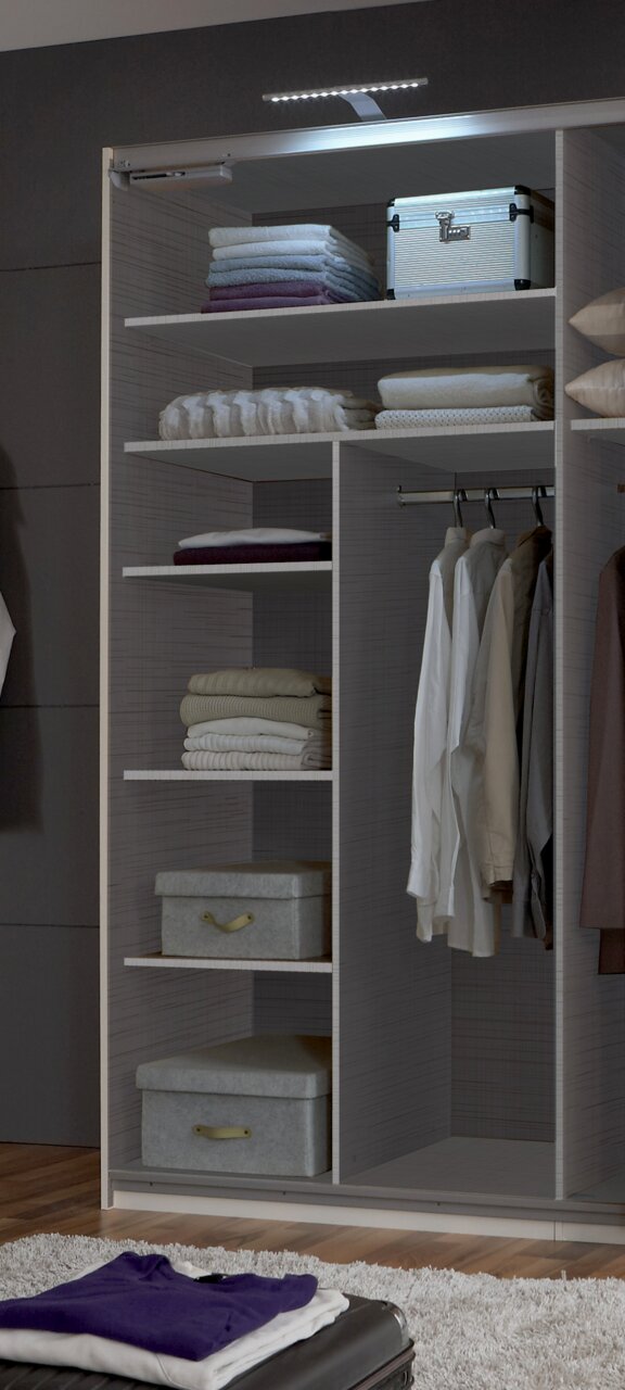Z2 Wäscheeinteilung ZUBEHÖR FRESH Ein geöffneter Kleiderschrank mit mehreren Regalböden, auf denen gefaltete Kleidung und Boxen liegen, sowie einer Kleiderstange mit hängenden Hemden. Die Perspektive zeigt den Schrank von vorne.