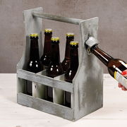 Antiker Flaschenträger aus Holz mit sechs Bierflaschen, seitliche Perspektive, integrierter Flaschenöffner in Benutzung.