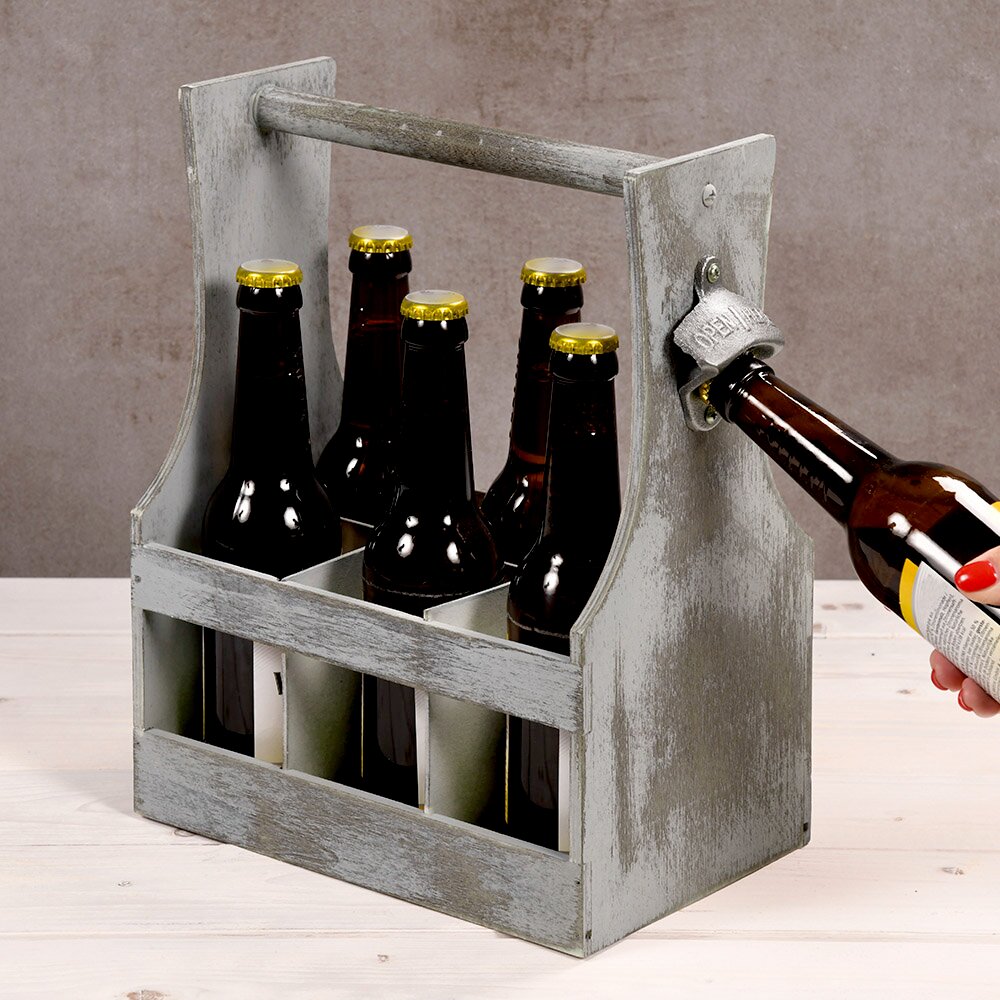Antiker Flaschenträger aus Holz mit sechs Bierflaschen, seitliche Perspektive, integrierter Flaschenöffner in Benutzung.