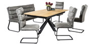 Essgruppe mit Freischwinger-Stühlen und Bank in grauem Stoff, Holztisch mit Metallgestell, seitliche Perspektive