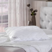 Weißes Sommerbett-Set von Sleeptex mit Kissen und Decke auf einem Bett, seitliche Perspektive.