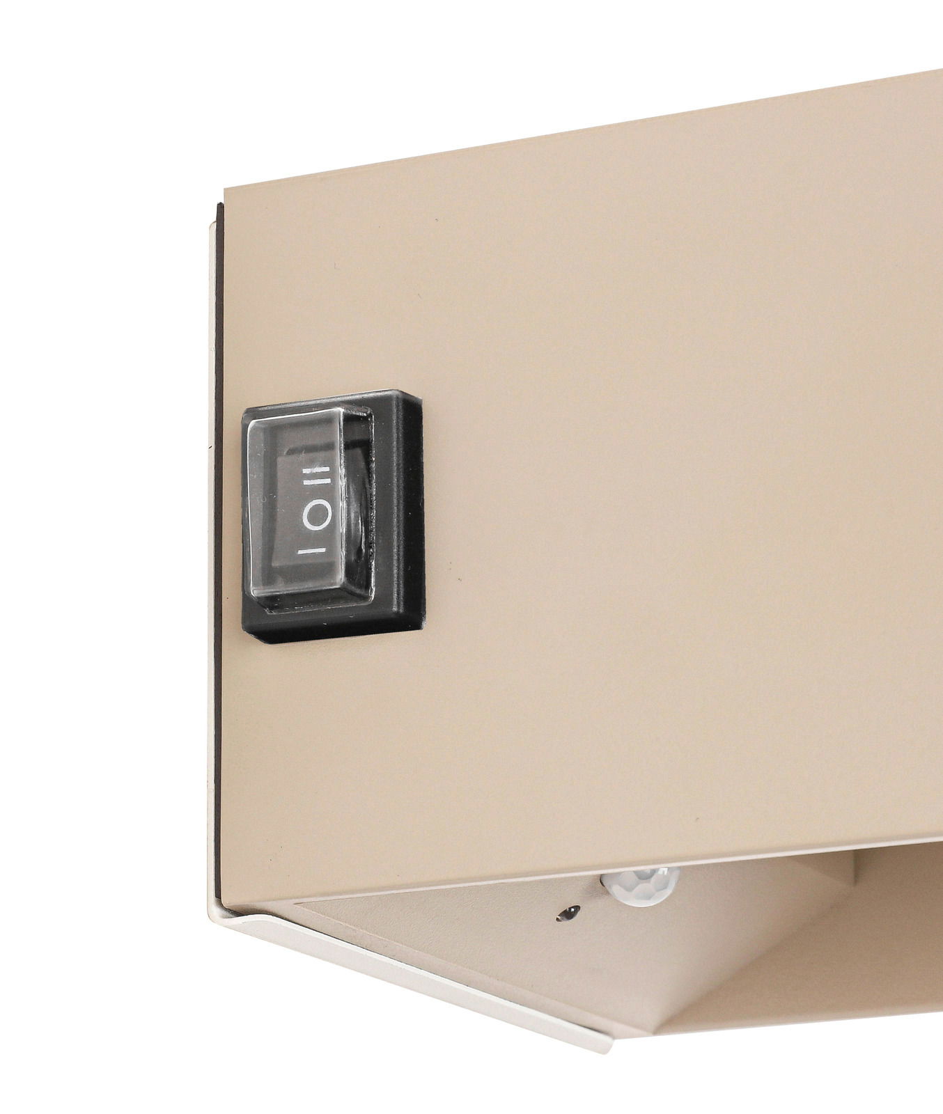 Nahaufnahme eines Schalters an einer Akku-Wandleuchte in beige, seitliche Perspektive