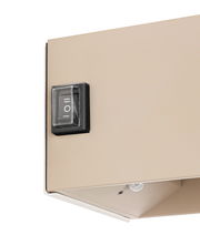 Nahaufnahme eines Schalters an einer Akku-Wandleuchte in beige, seitliche Perspektive