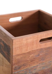 Nahaufnahme eines hölzernen Servierwagens mit Griffen, aus einer schrägen Perspektive fotografiert.