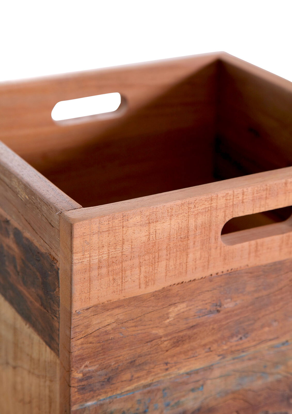 Nahaufnahme eines hölzernen Servierwagens mit Griffen, aus einer schrägen Perspektive fotografiert.