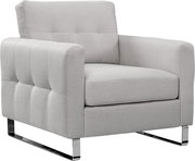 Hellgrauer, gepolsterter Stoff-Sessel mit breiten Armlehnen, Steppnähten und verchromtem Kufenfuß, freigestellt auf weißem Hintergrund, Ansicht schräg von vorne links.