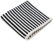 Gefaltetes Handtuch mit schwarz-weißen Streifen, Ansicht von oben.