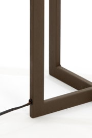 Nahaufnahme des unteren Teils einer Stehleuchte mit einem braunen Metallrahmen und einem Kabel, das aus der Seite herausführt.
