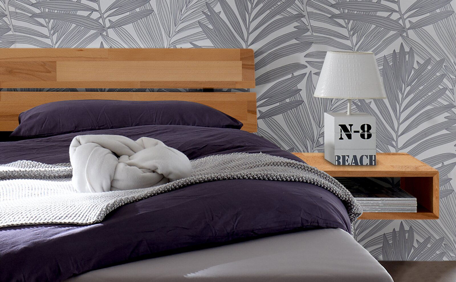 Holz- und Metallkopfteil in einem modernen Schlafzimmer, seitliche Perspektive