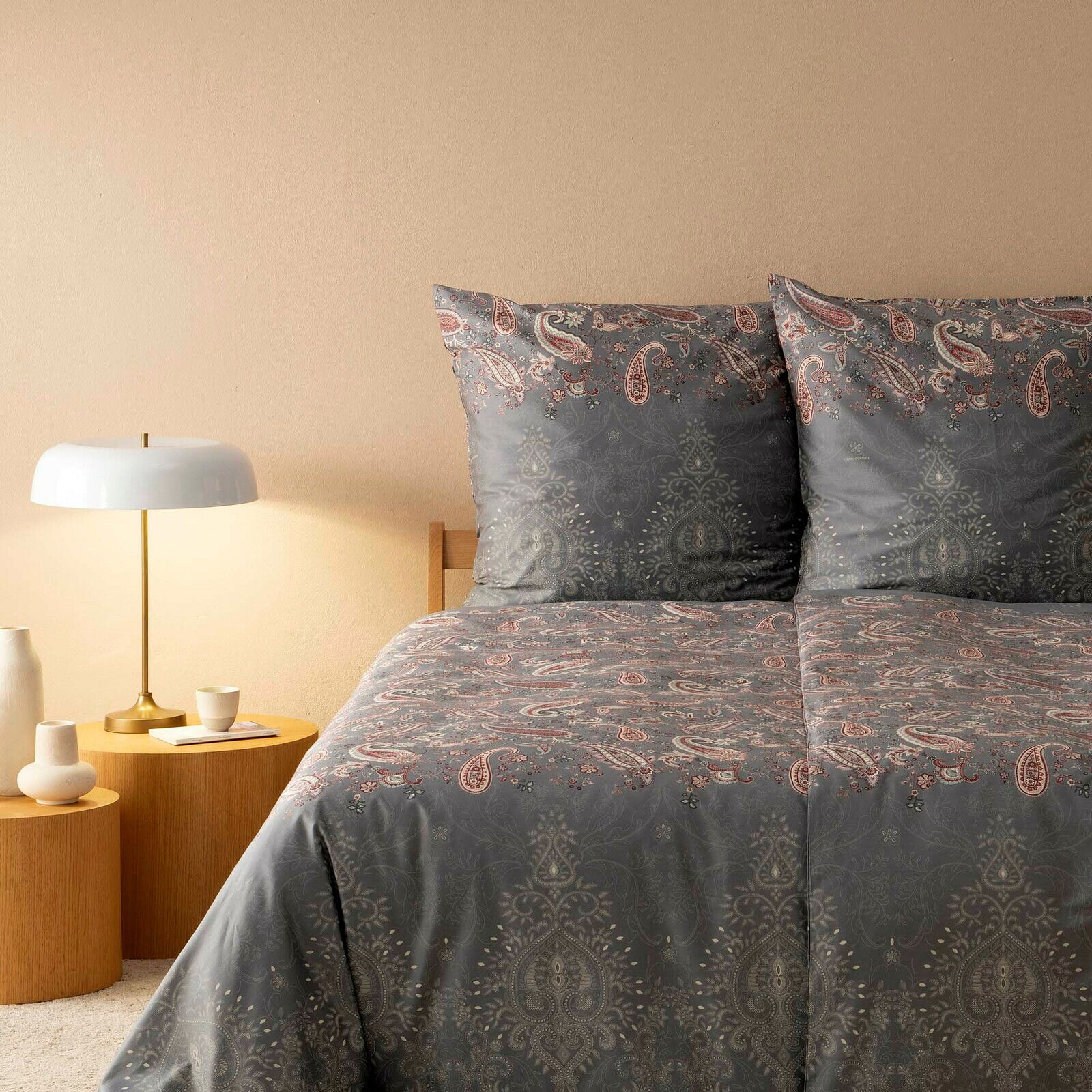 Bassetti Bettwäsche MONNALISA 155x220cm Bettwäsche-Set in Grautönen mit Paisley-Muster, frontal fotografiert, auf einem Bett mit zwei Kissen und einer Decke.