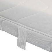 Nahaufnahme einer weißen Wende-Kaltschaummatratze mit Tragegriff, seitliche Perspektive