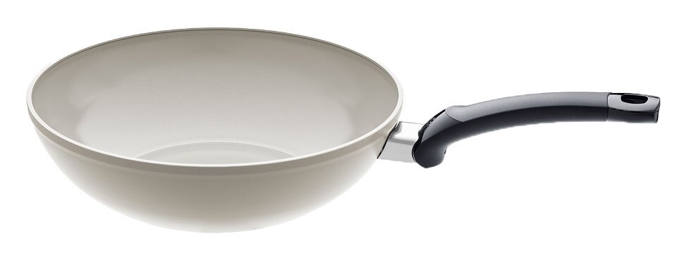 Wokpfanne 28cm mit hellem Innenraum und ergonomischem Griff, seitliche Perspektive