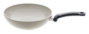 Wokpfanne 28cm mit hellem Innenraum und ergonomischem Griff, seitliche Perspektive