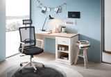 Moderner Schreibtisch mit hellem Holzfinish, ausgestattet mit einer Schublade und offenen Regalfächern, daneben ein ergonomischer Bürostuhl mit Netzrückenlehne. Perspektive von vorne.