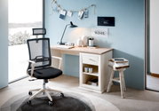 Modern bureau met een lichte houten afwerking, voorzien van een lade en open vakken, met daarnaast een ergonomische bureaustoel met een rugleuning van gaas. Aanzicht van voren.