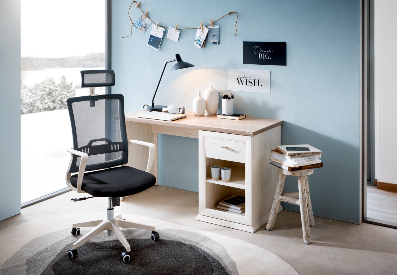 Modern bureau met een lichte houten afwerking, voorzien van een lade en open vakken, met daarnaast een ergonomische bureaustoel met een rugleuning van gaas. Aanzicht van voren.
