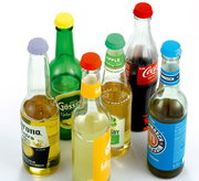 Verschiedene Glasflaschen mit bunten Kronkorken aus der Vogelperspektive.