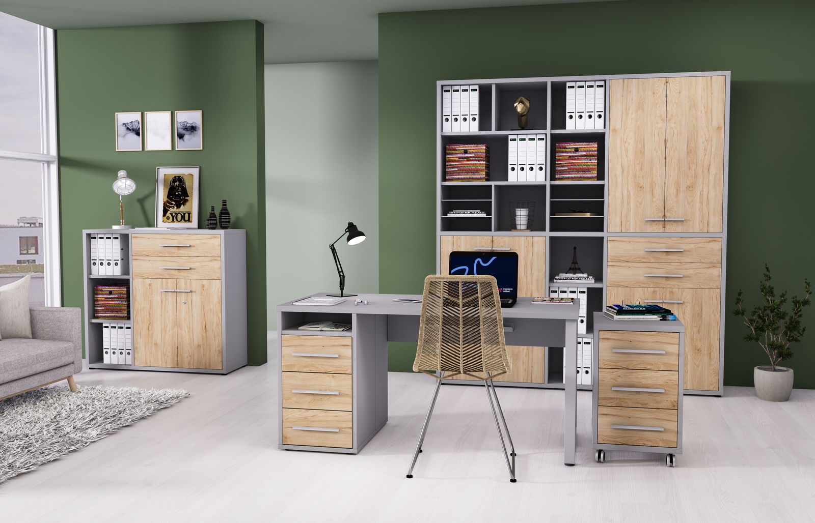 Moderne Büromöbelkombination mit Schreibtisch, Rollcontainer und Aktenschränken in Holzoptik und grauen Akzenten, seitliche Perspektive.