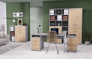 Moderne Büromöbelkombination mit Schreibtisch, Rollcontainer und Aktenschränken in Holzoptik und grauen Akzenten, seitliche Perspektive.