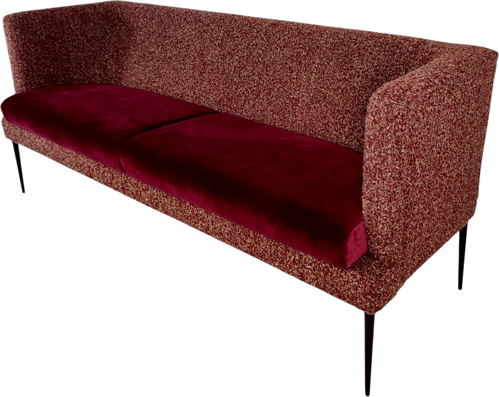 Dreisitzer-Sofa mit bordeauxrotem Samt-Sitzpolster und meliertem rot-beigem Stoffbezug, schlanke schwarze Metallbeine, freigestellt auf Weiß, Perspektive: schräg von vorne rechts