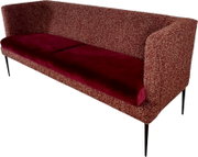 Dreisitzer-Sofa mit bordeauxrotem Samt-Sitzpolster und meliertem rot-beigem Stoffbezug, schlanke schwarze Metallbeine, freigestellt auf Weiß, Perspektive: schräg von vorne rechts