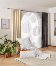 Sommerbett 155x220 cm in einem gemütlichen Raum mit Pflanzen und Vorhängen, aus der Seitenperspektive fotografiert.