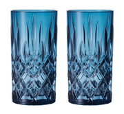 Zwei blaue Longdrinkgläser im Noblesse-Design, frontal fotografiert, mit elegantem Schliffmuster.