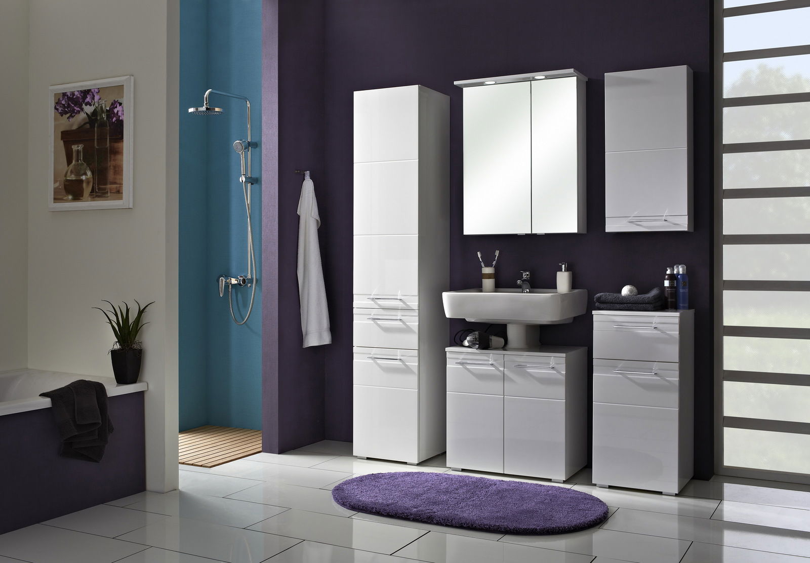 Moderner weißer Wandschrank in einem stilvollen Badezimmer, frontal betrachtet.