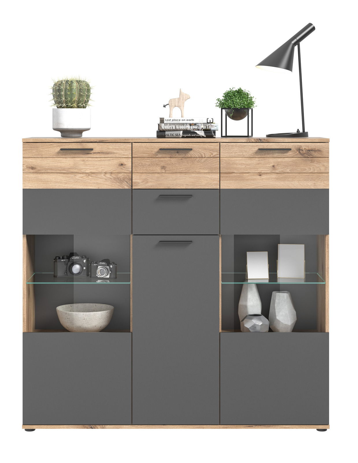 Modernes Highboard mit Holz- und Grautönen, dekoriert mit Pflanzen, Büchern und einer Lampe, Frontalansicht.