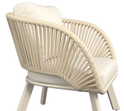 Moderner Loungesessel mit hellem Geflecht und Kissen, seitliche Perspektive