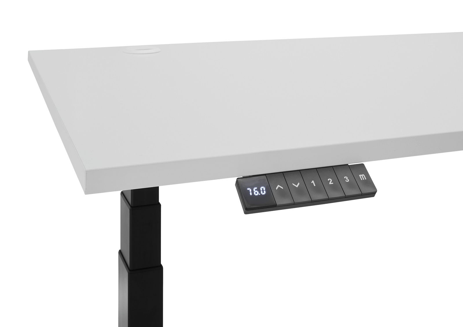 Nahaufnahme eines weißen E-Eckschreibtischs mit digitalem Bedienfeld und höhenverstellbarem schwarzen Tischbein, seitliche Perspektive.