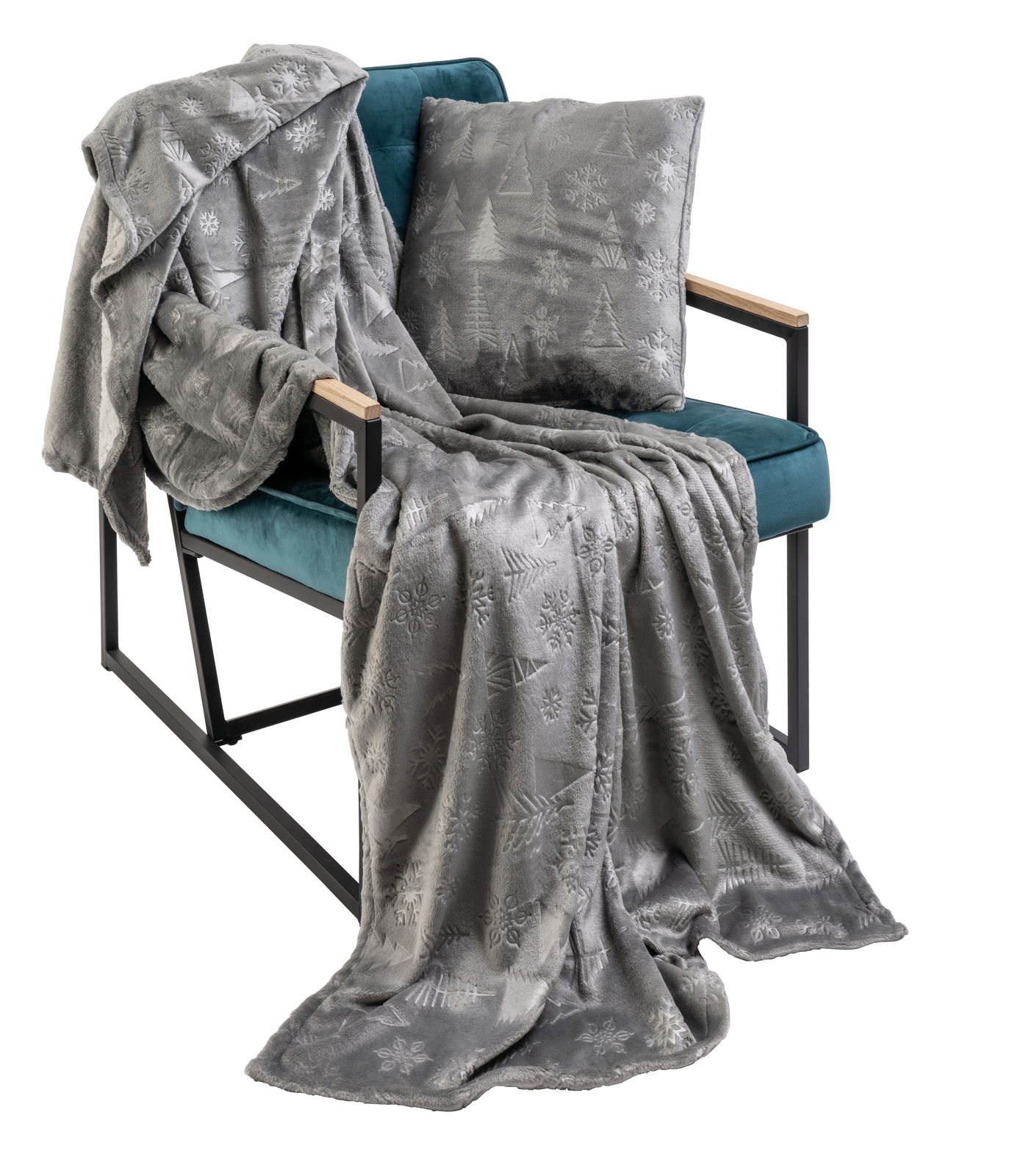 Graue Wohndecke und Kissen mit winterlichem Muster auf einem Sessel, seitliche Perspektive