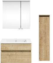 Frontale Ansicht einer Badkombination mit einem Spiegelschrank, einem Waschbeckenunterschrank und einem hohen Schrank in Holzoptik.
