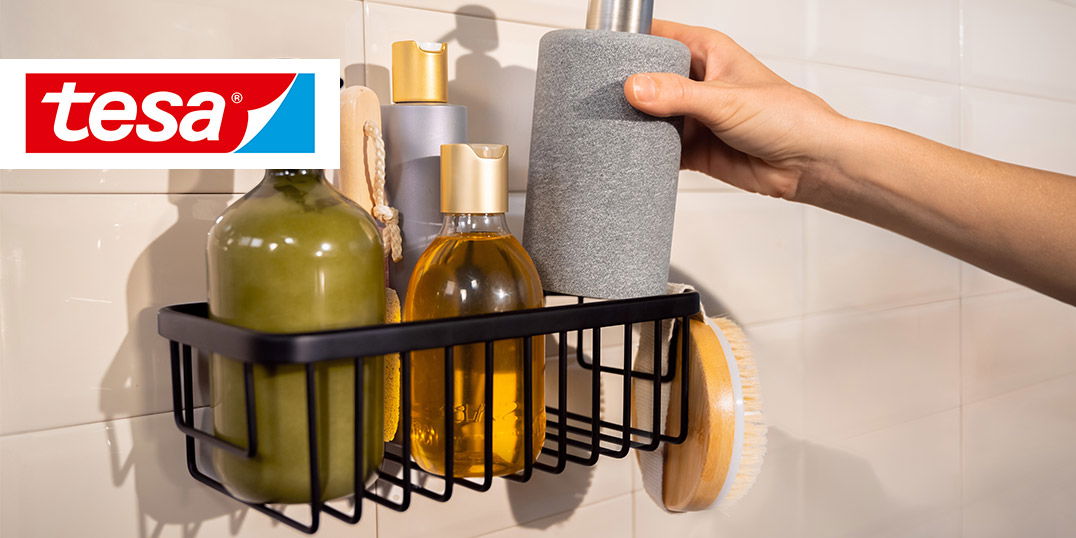 Schwarzer Duschkorb von tesa mit Pflegeprodukten