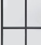 Nahaufnahme eines großen Spiegels mit schwarzem Rahmen und Gitterdesign, perspektivisch von vorne aufgenommen.