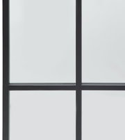 Nahaufnahme eines großen Spiegels mit schwarzem Rahmen und Gitterdesign, perspektivisch von vorne aufgenommen.
