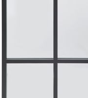 Nahaufnahme eines großen Spiegels mit schwarzem Rahmen und Gitterdesign, perspektivisch von vorne aufgenommen.