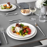 Een elegante witte schaal NewMoon van 320 ml, gevuld met sneetjes brood, gezien van bovenaf op een stijlvol gedekte tafel.