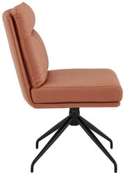 Moderner Stuhl in Seitenansicht mit braunem Polster und schwarzem Metallgestell