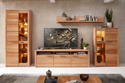 TV-Lowboard aus Holz in einem modernen Wohnzimmer, frontal betrachtet, mit Dekorationen und einem Fernseher darauf.
