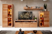 Houten tv-kast in een moderne woonkamer, gezien vanaf de voorkant, met decoraties en een tv erop.