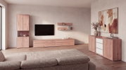 Modernes Wohnzimmer mit hellen Holzmöbeln: TV-Lowboard mit Wand-TV, Hochschrank, zwei Wandregale und Sideboard mit weißen Schubladen, dekoriert mit Vase und abstraktem Bild; Perspektive: frontale Weitwinkelansicht auf die Wohnwand.