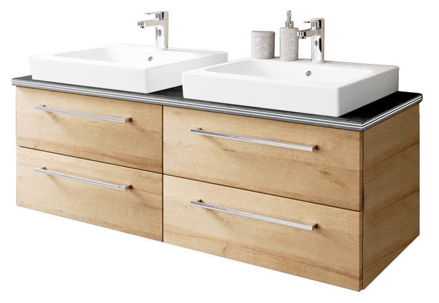 Sadena Waschtisch-Set M-PLAN COMPACT Doppelwaschtisch-Unterschrank in heller Holzoptik mit vier Schubladen und Metallgriffen, dunkler Ablageplatte und zwei weißen Aufsatzwaschbecken mit Chromarmaturen, in leicht schräger Frontansicht von oben freigestellt.