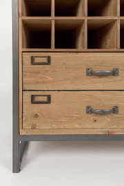 Weinregal aus Holz und Metall mit Fächern und Schubladen, seitliche Perspektive