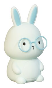 Niedliches Akku-Nachtlicht in Form eines Hasen mit blauen Ohren und Brille, seitliche Perspektive
