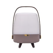 Frontansicht einer tragbaren Lampe mit braunem Sockel und weißem Leuchtkörper, ausgestattet mit einem Griff und JBL-Logo.