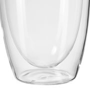 Nahaufnahme eines doppelwandigen Bechers aus Glas, seitliche Perspektive