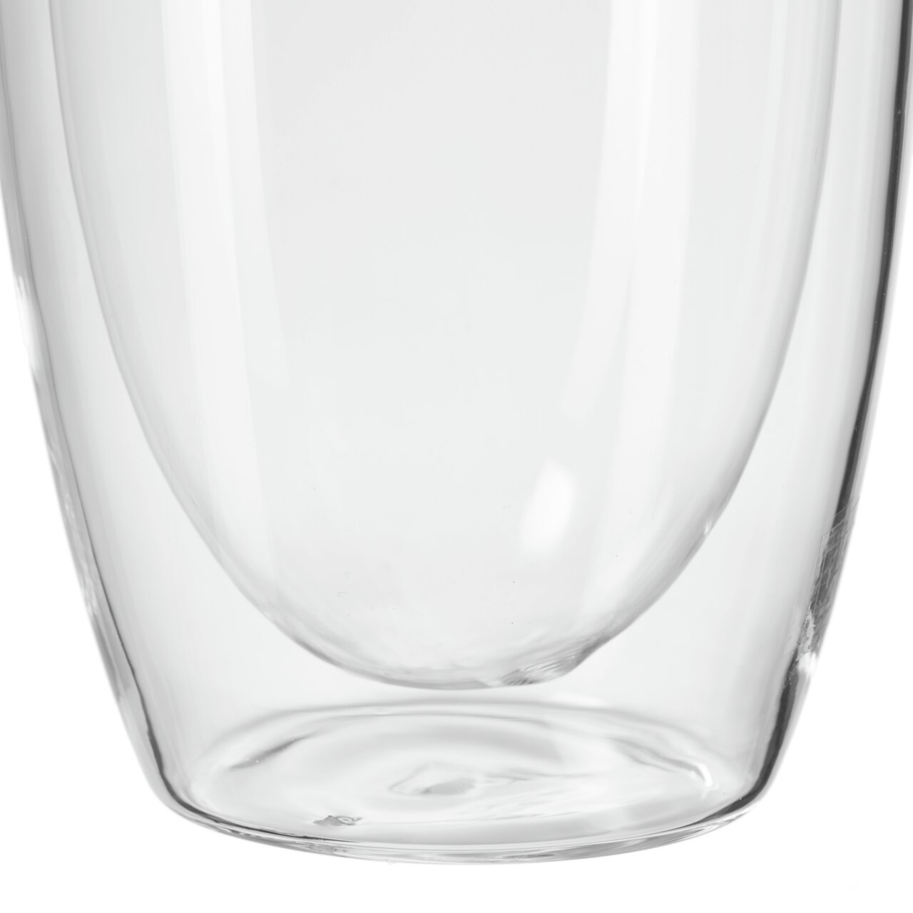 Nahaufnahme eines doppelwandigen Bechers aus Glas, seitliche Perspektive